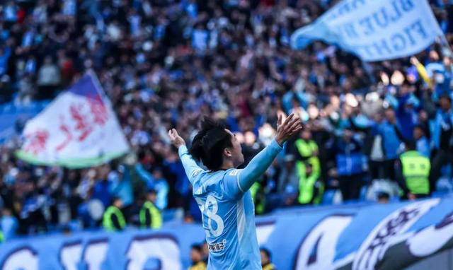 球员发挥出色,助球队摘得胜利桂冠的简单介绍 球员发挥出色,助球队摘得胜利桂冠的简单介绍