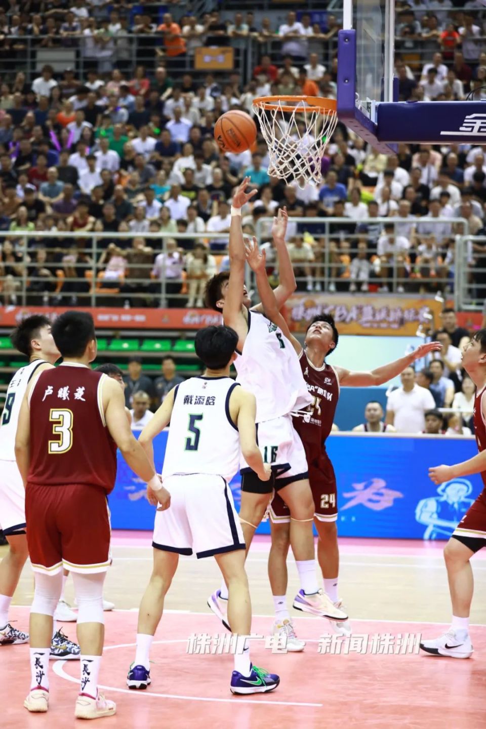 球场上精彩绝伦,吸引大批观众关注的简单介绍 球场上精彩绝伦,吸引大批观众关注的简单介绍