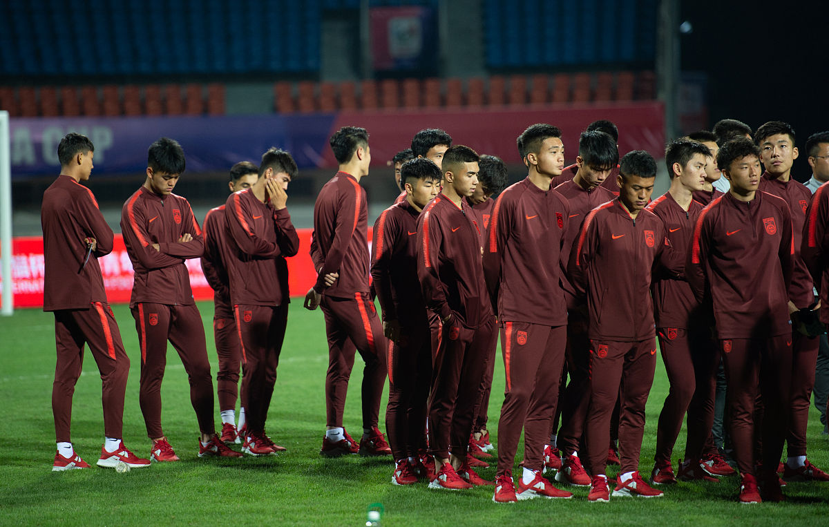 足球赛事频繁举办，球员们奋力拼搏的简单介绍