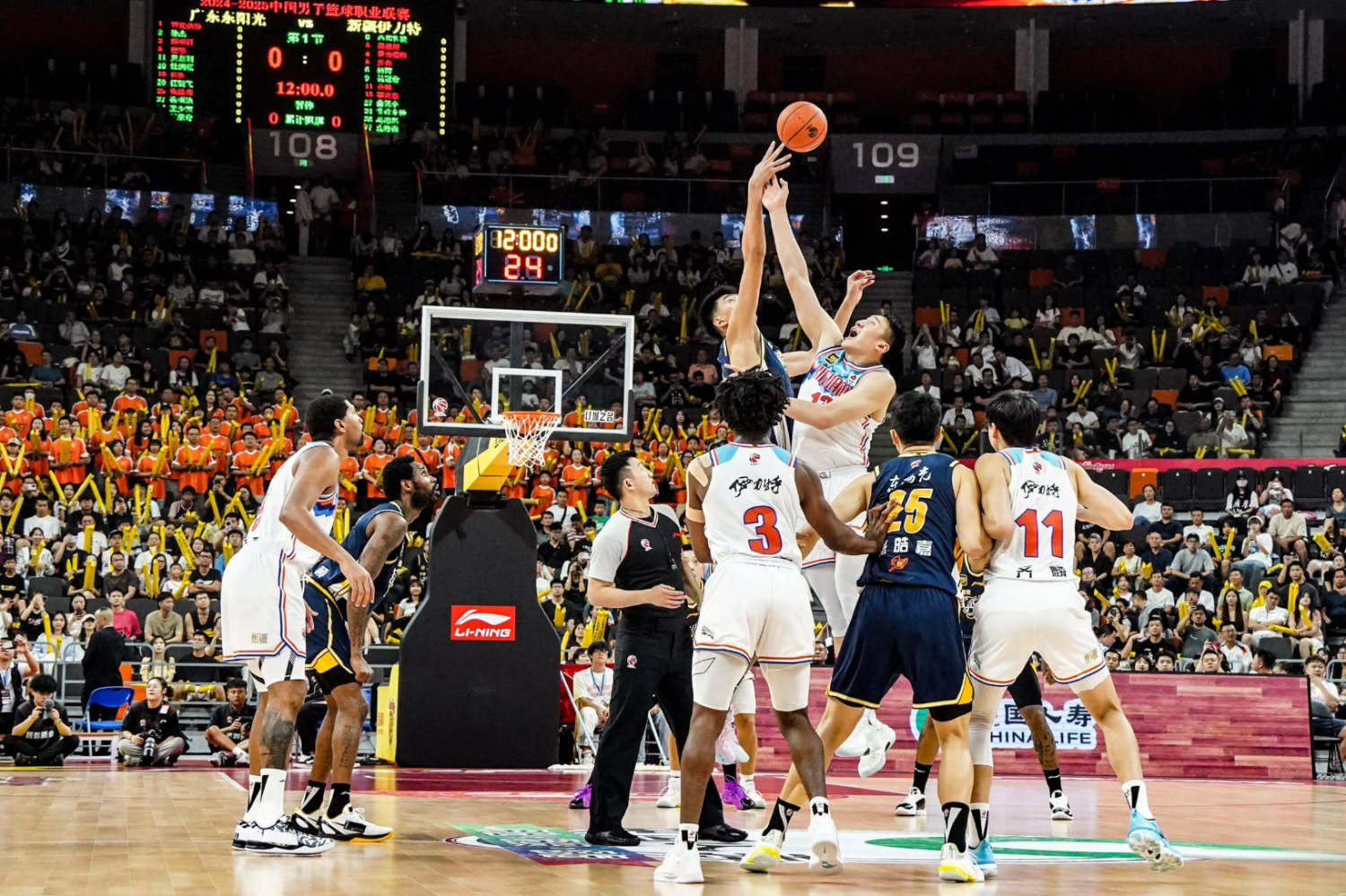 开云下载-关于球场上球员拼抢激烈，篮球比赛精彩升级的信息