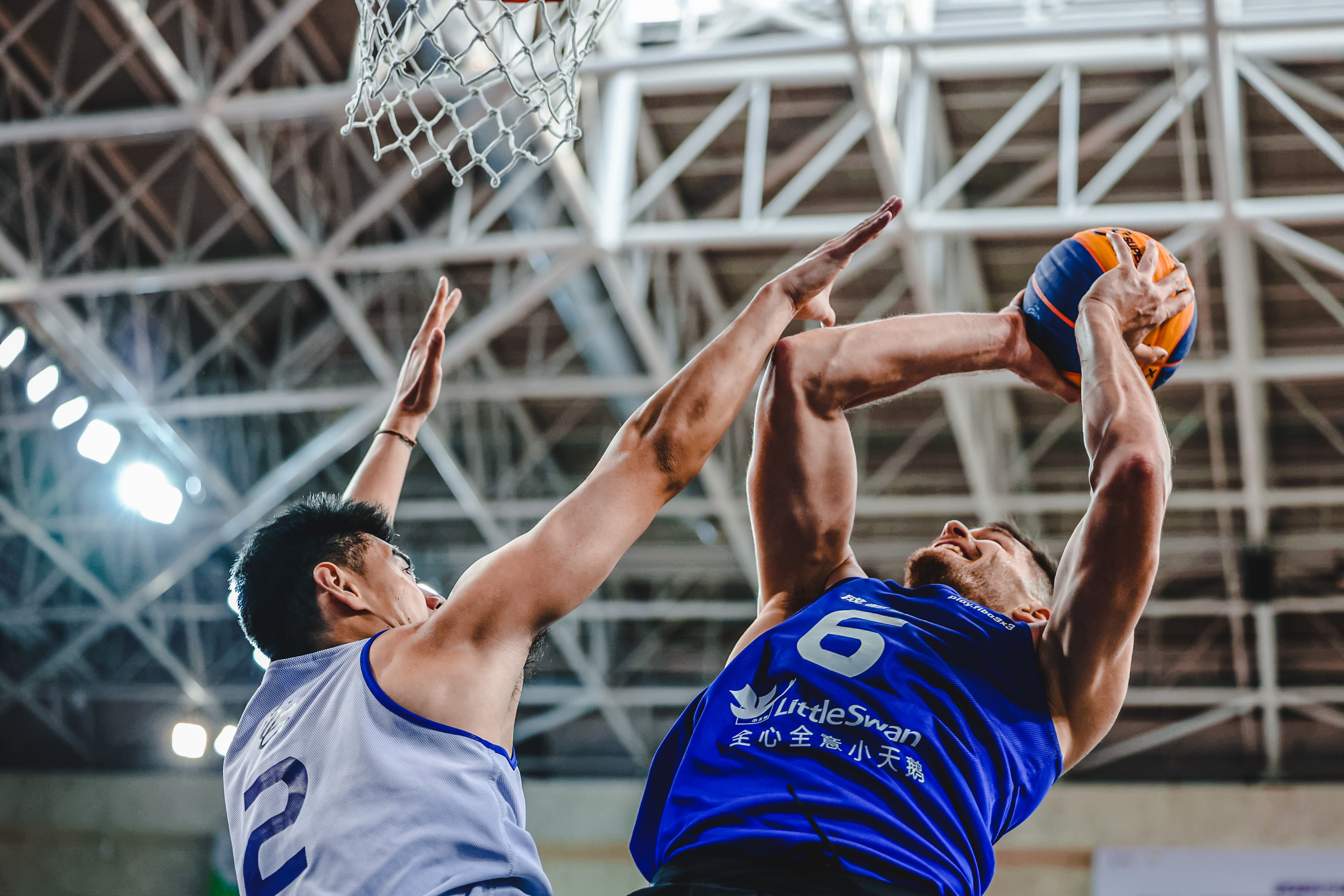 关于球场上球员拼抢激烈,篮球比赛精彩升级的信息 关于球场上球员拼抢激烈,篮球比赛精彩升级的信息