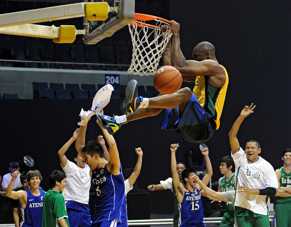 开云体育-男篮职业联赛中球员的强力扣篮表演