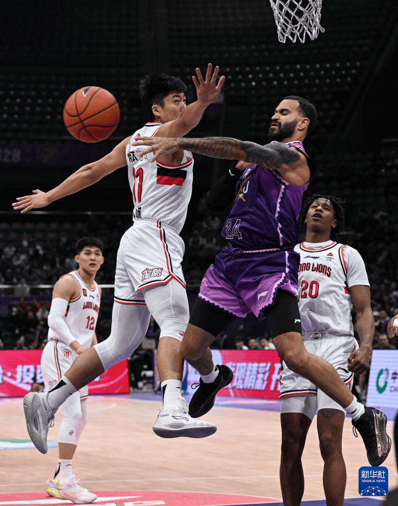 男篮职业联赛中球员的强力扣篮表演 男篮职业联赛中球员的强力扣篮表演