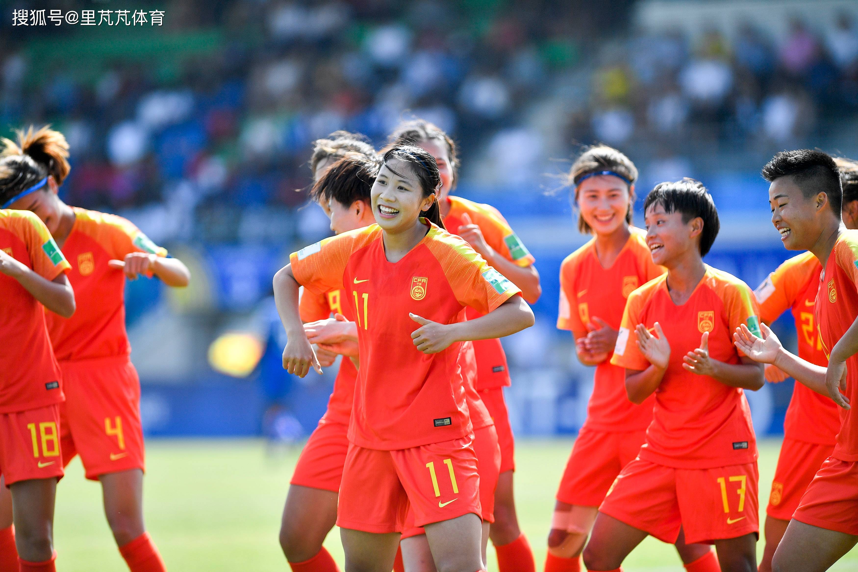 包含战火焚身！女足赛场火爆比赛，场面激烈的词条