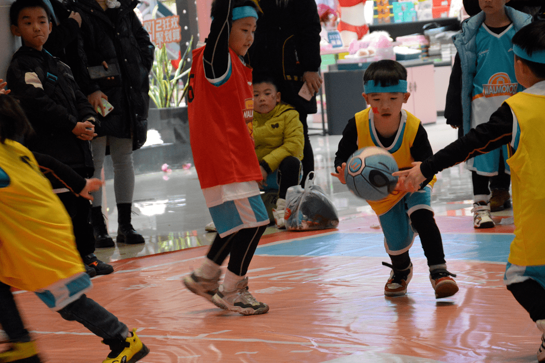 开云体育登录-关于精湛技术赚足观众掌声，球员们奋力拼搏的信息