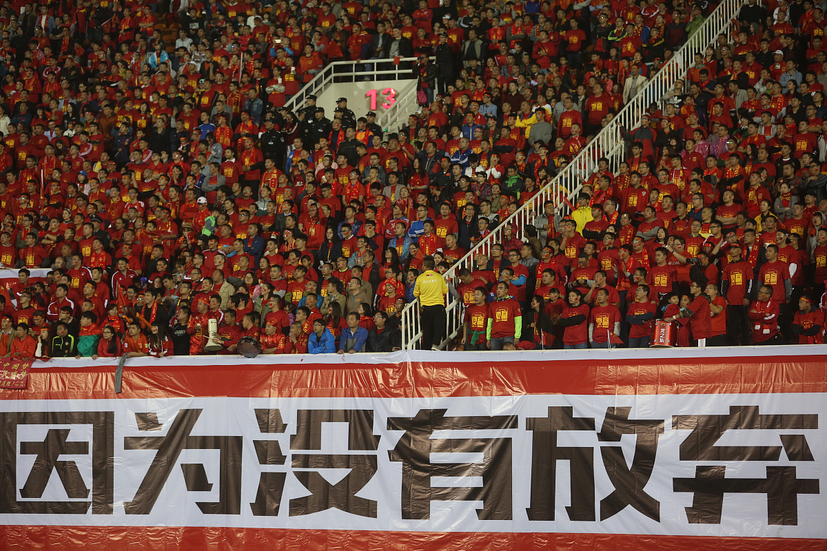 经过激烈角逐，球队艰难地抓住胜利的尾巴的简单介绍