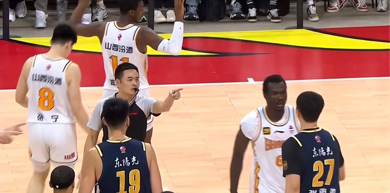 开云体育在线-篮球比赛场上反复横移，场面火爆异常！