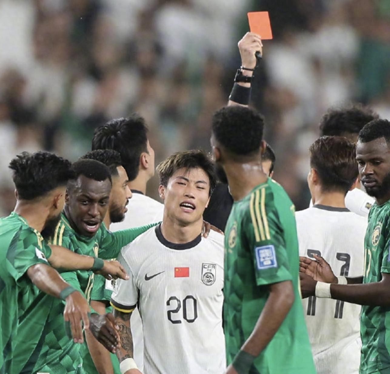 开云体育-足球赛事现裁判争议–裁判判罚成争议焦点的简单介绍