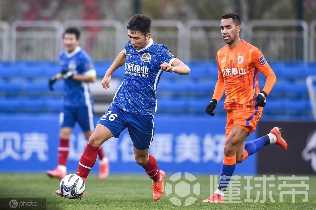 球队召开紧急会议，商讨未来战略计划