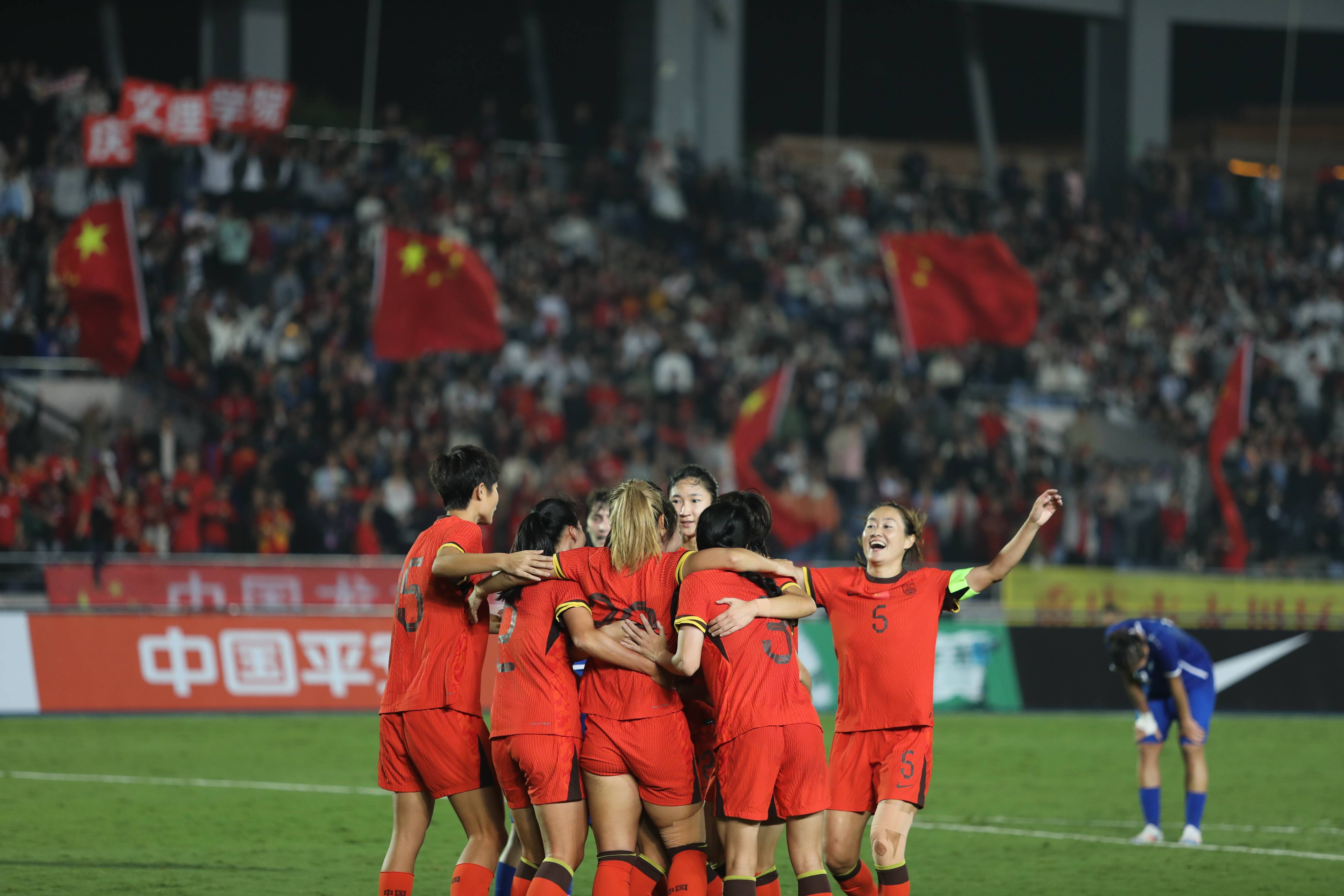 关于国际女足比拼战术流畅，传接球精准完美配合的信息