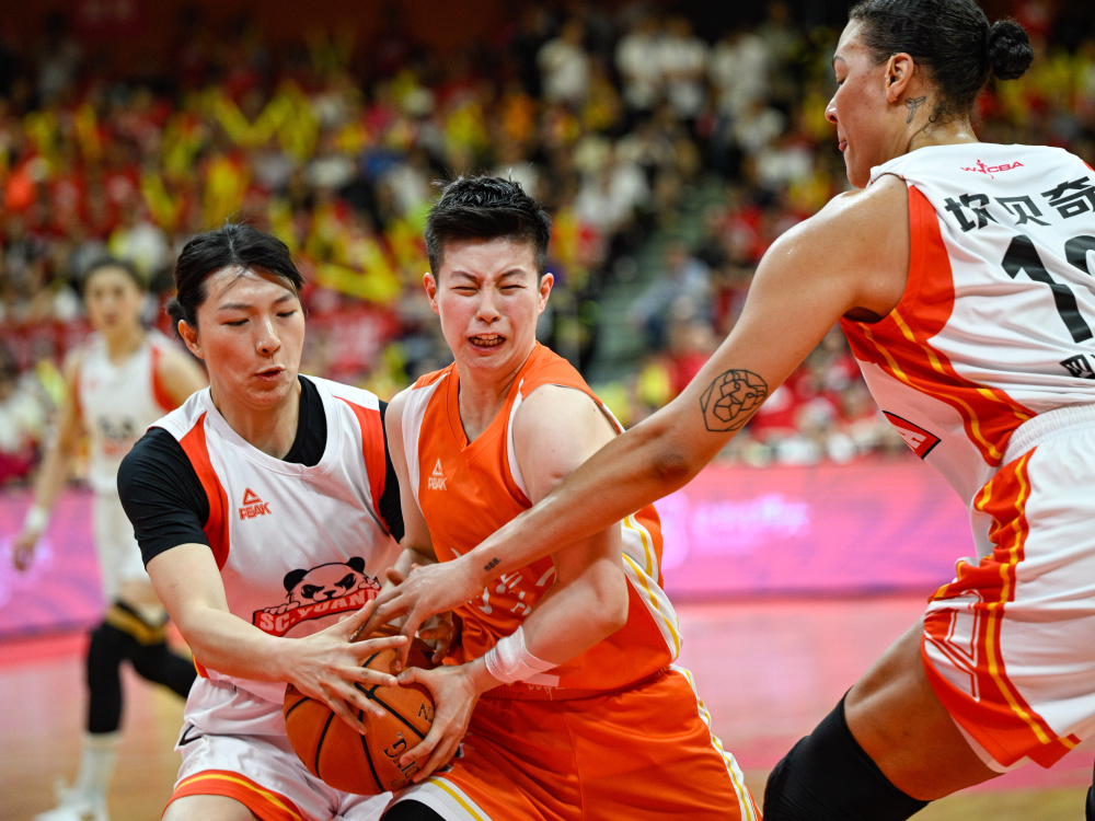 篮球青年锦标赛总决赛激烈角逐，加拿大队夺冠的简单介绍