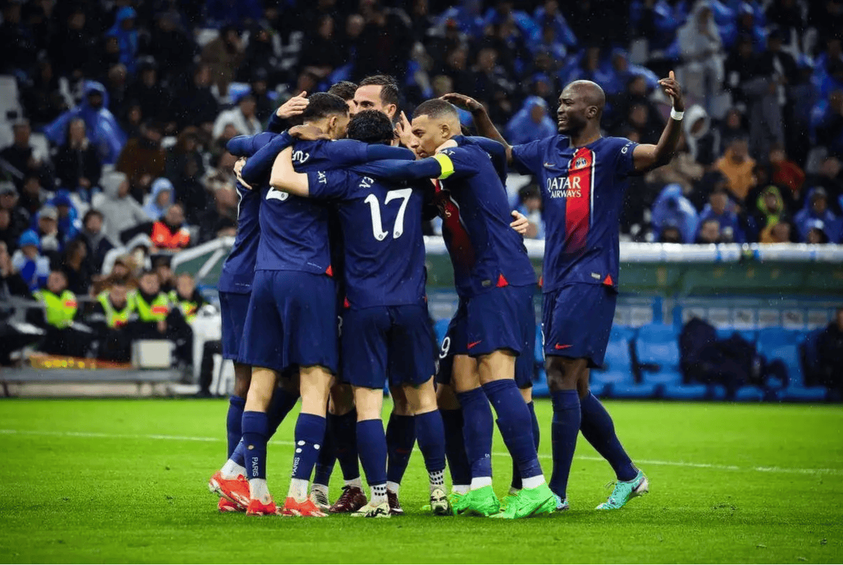 巴黎圣日耳曼球员尽展技艺,碾压对手取胜 巴黎圣日耳曼球员尽展技艺,碾压对手取胜