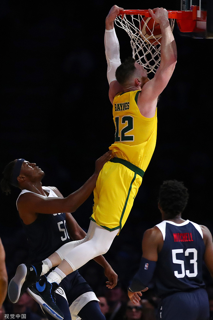 日本队与美国队在决赛中上演激烈对抗 日本队与美国队在决赛中上演激烈对抗