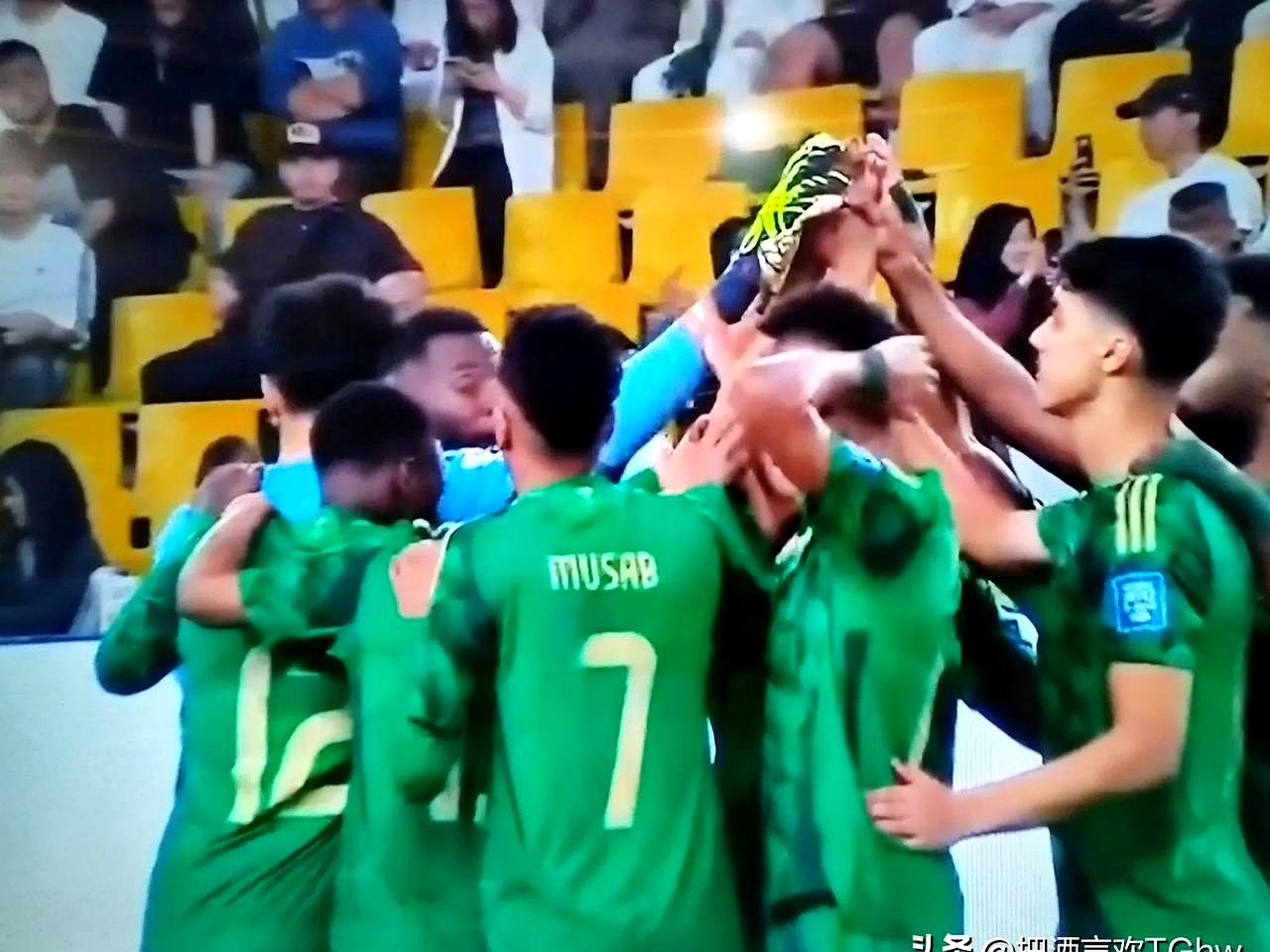 瓦朗谢纳队员因红牌被罚下场 瓦朗谢纳队员因红牌被罚下场