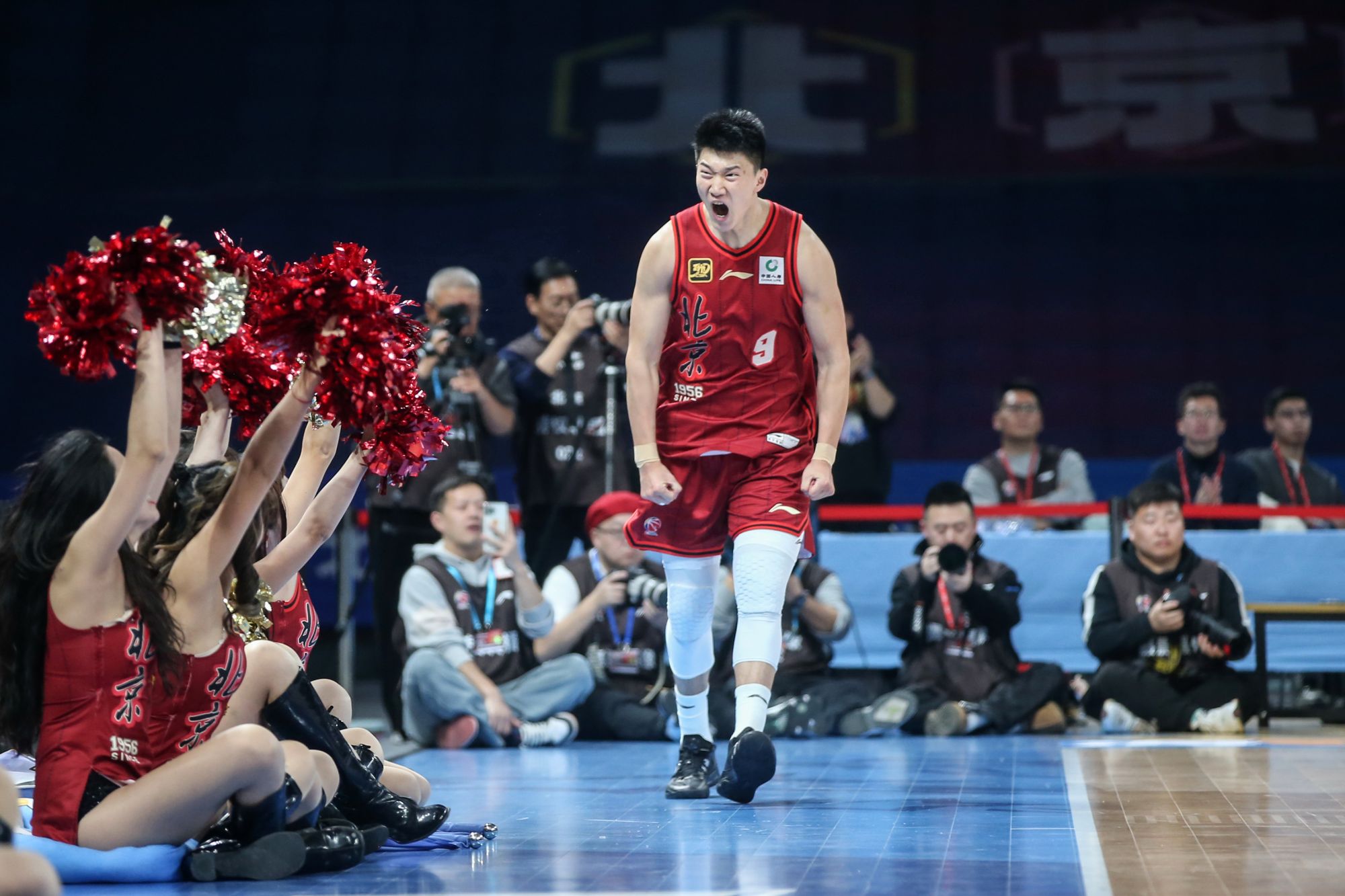 包含场上战况激烈，双方拼尽全力争夺胜利的词条