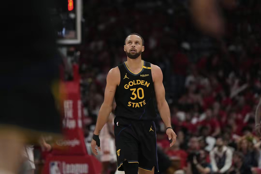 关于NBA季后赛勇士队遭遇痛苦失利的信息