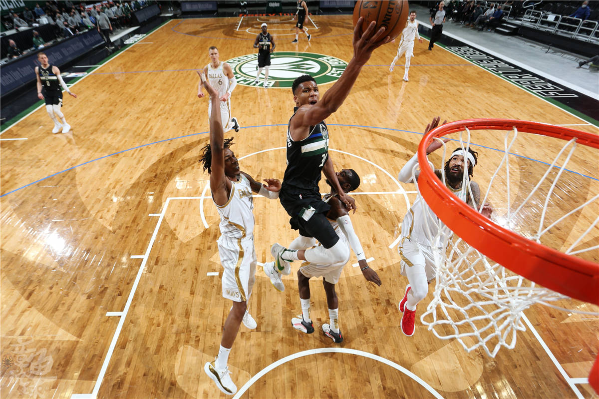 雄鹿主帅训话球员团结一心,争取胜利的简单介绍 雄鹿主帅训话球员团结一心,争取胜利的简单介绍