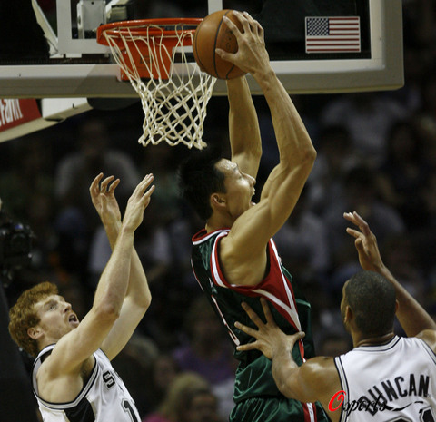 掘金鏖战马刺,易建联带队取胜 掘金鏖战马刺,易建联带队取胜