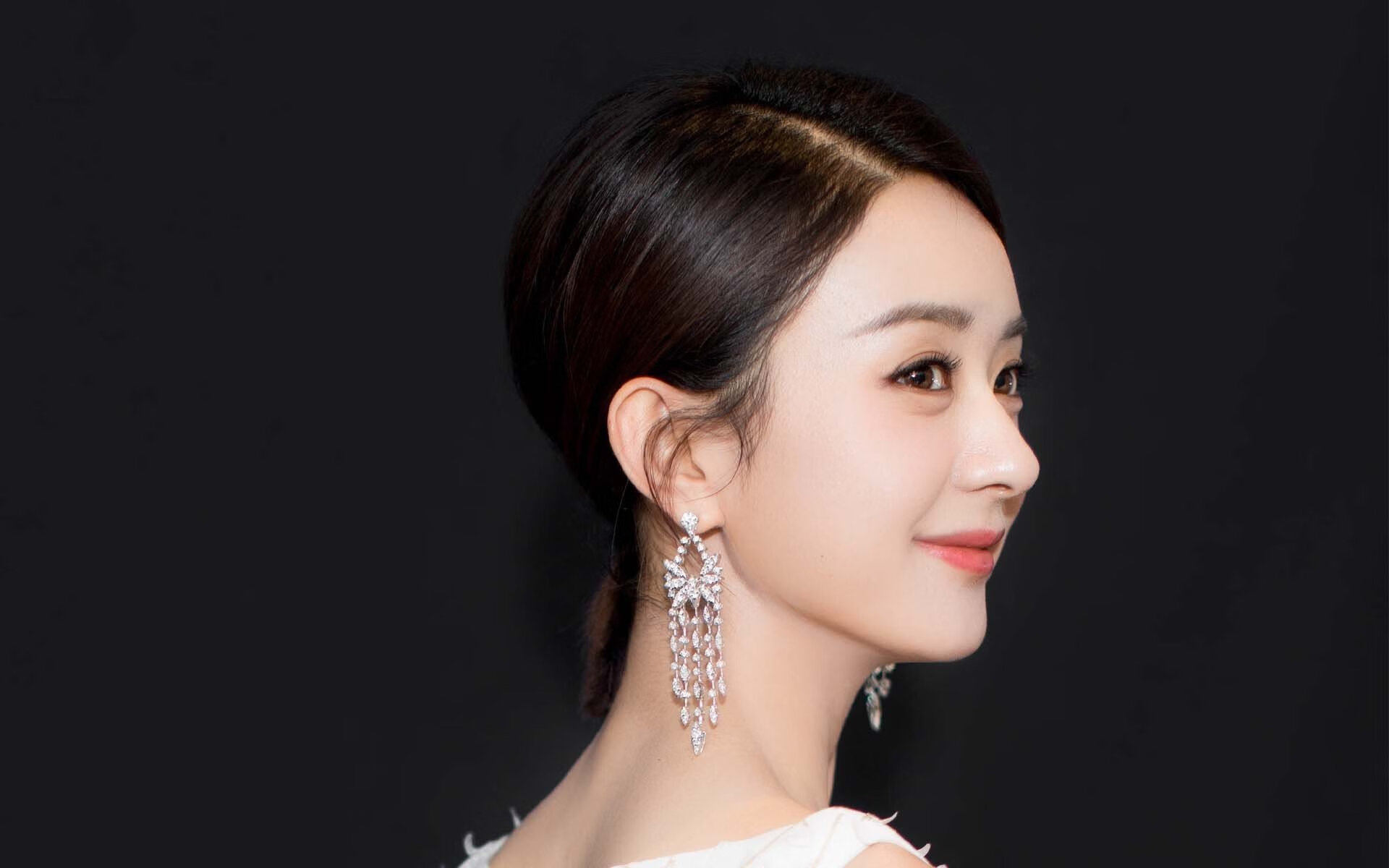 开云体育登录-英超争冠战火燃，猛龙加时奏凯歌，体育周末的双重奏鸣